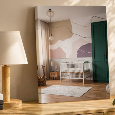 Toile, une chambre de bébé confortable avec un design minimaliste avec un art mural blanc, un lit de bébé en bois placé contre une grande murale abstraite