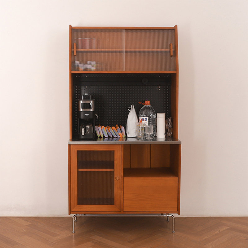 Armoire en acier inoxydable de style médiéval