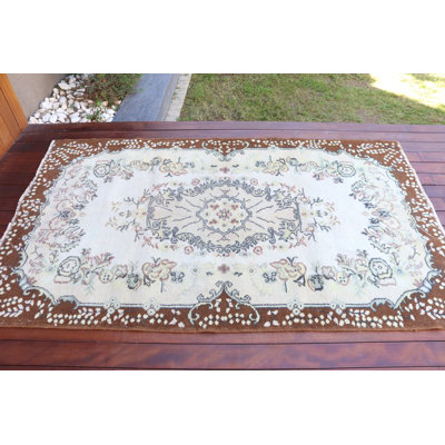 Tapis turc vintage fait à la main avec motif floral pour le décor du salon avec tissage en laine unique et bordure brune