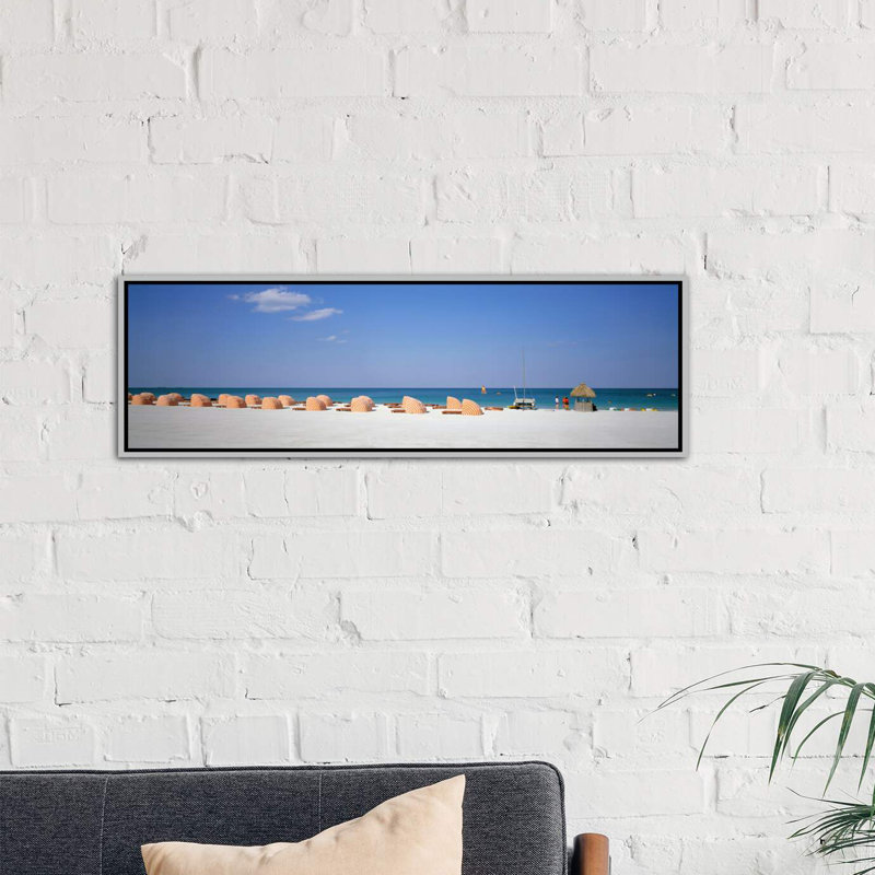 «Beach Scene» - reproduction de photo panoramique, Toile avec cadre argenté, H 12 po x l 36 po x 1,5 po