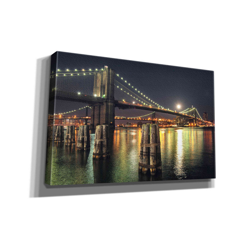 «Moon Over Brooklyn» par Natalie Mikaels, art mural sur toile, H 26 po x l 40 po x P 1,5 po