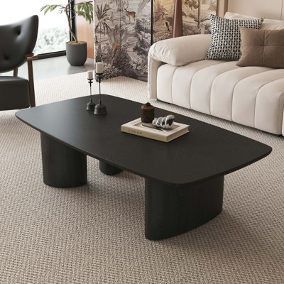 Table basse Farmhouse rustique avec plateau en placage de frêne, conception à profil bas, surface spacieuse et pieds en contreplaqué asymétriques pour le salon.