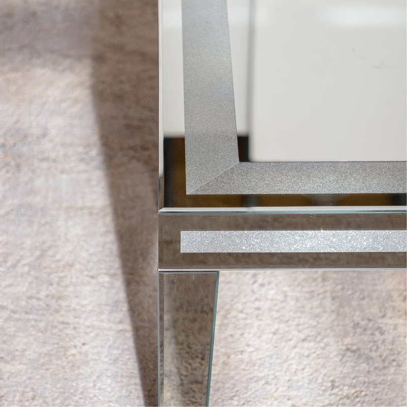 Table basse argentée avec bordure éblouissante en cristal concassé, plateau en verre transparent, finition miroir pour les salons glamour