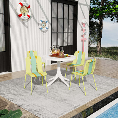 Ensemble de 4 chaises à blocs de couleurs modernes à rayures avec ensemble de tables rondes en PP pour une utilisation intérieure / extérieure offrant une durabilité toutes saisons, un soutien ergonomique et un entretien sans effort.
