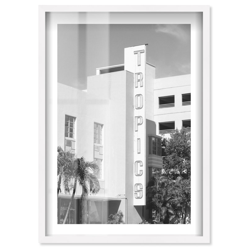 «At the Tropics Shadowbox» par Notoriart, H 25 po x l 17 po, Noir