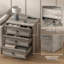 Table de chevet 21,7 po de largeur avec station de charge, table de bout à 3 tiroirs, table d'appoint en bois gris-715100591