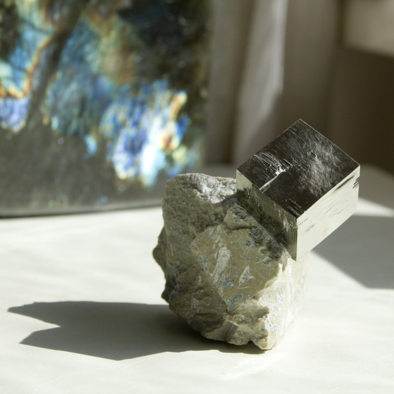 Matrice de pyrite cubique Annabele défiant la gravité