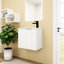Petit meuble-lavabo de 22 pouces avec lavabo en céramique, fixation murale, porte à fermeture en douceur, meuble-lavabo tendance et élégant pour la salle de bain