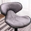 Gris, base, hauteur du siège réglable, fonction pivotante, l 17,48 po x P 20,94 po x H 34 po à 42,5 po, revêtement gris patiné, base grise avec siège relevable, repose-pieds élégant, expérience confortable