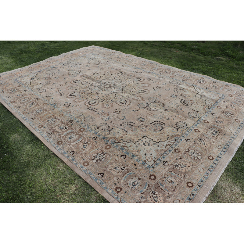 Tapis turc antique en bronze: décoration surdimensionnée rétro avec un style et un style uniques