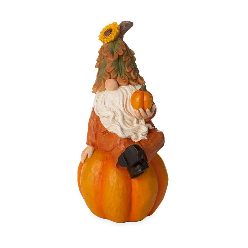 Gnome heureux sur citrouille