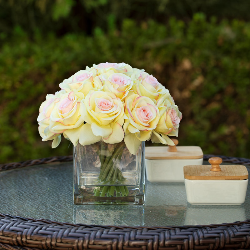 Arrangement de roses en soie dans un vase, Champagne