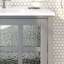 Meuble-lavabo élégant avec lavabo en céramique et tablettes réglables et ouvertes-672195283
