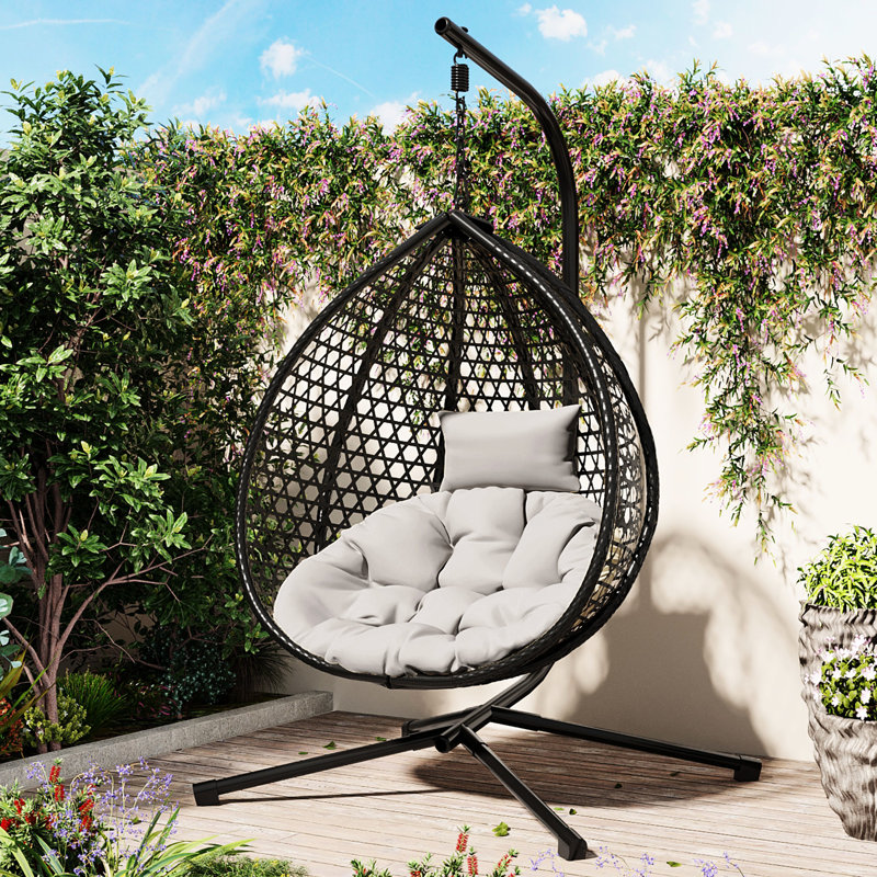 Élégante chaise longue suspendue Placid - base en fer robuste, tissage en PE, réglable pour la tranquillité et la relaxation