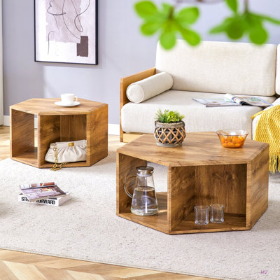 Ensemble de tables basses modernes minimalistes hexagonales. Table basse hexagonale en panneau de fibres à densité moyenne, autocollants à motifs caractéristiques, conception à plusieurs trous pour donner plus d'espace de rangement. Deux tables basses de différentes tailles.