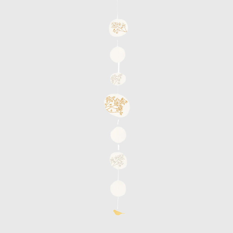 Chaîne mobile en papier avec oiseaux dorés et branches