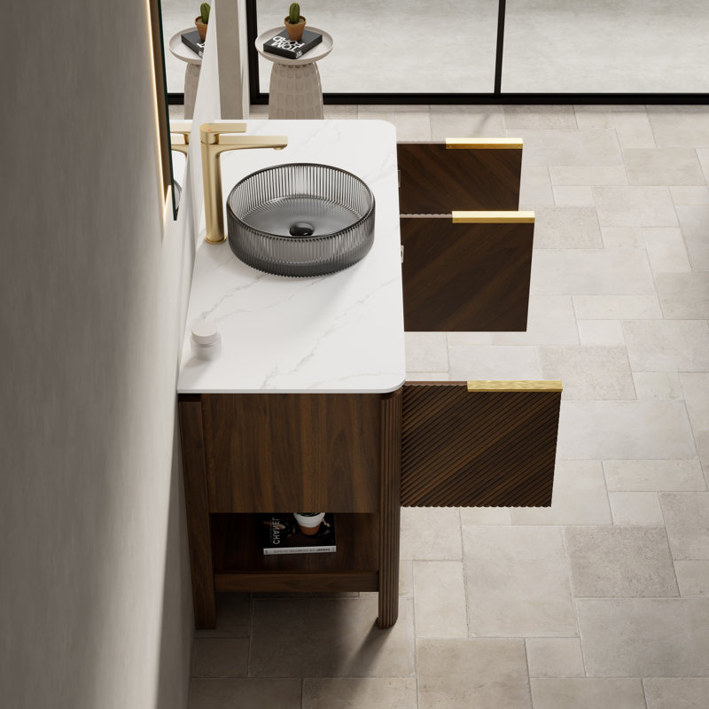 Meuble-lavabo de salle de bain 48 po Indigo, armoire de rangement autoportante en contreplaqué avec 3 portes diagonales rayées et tablette ouverte, lavabo en verre de transport noir et plateau en pierre frittée blanc de Carrare, grain de bois noyer foncé