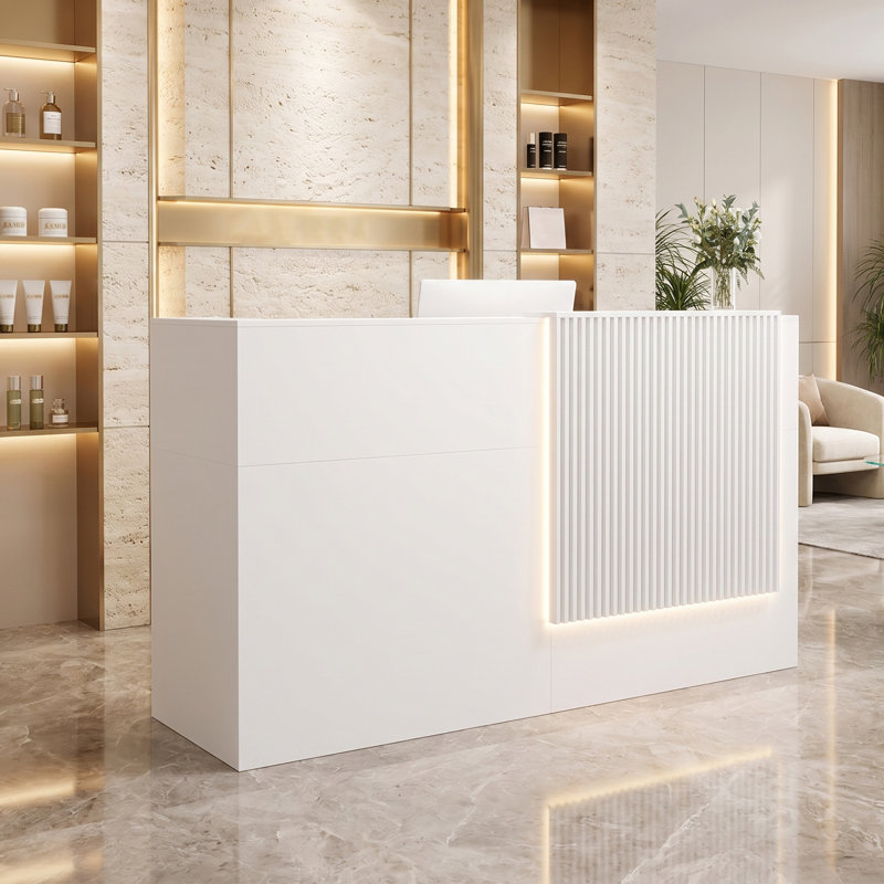 Bureau d'accueil moderne blanc en forme de L avec bande lumineuse DEL intégrée, prises électriques et tiroir verrouillable, idéal pour caisse, salon de coiffure, bureau ou comptoir d'accueil.