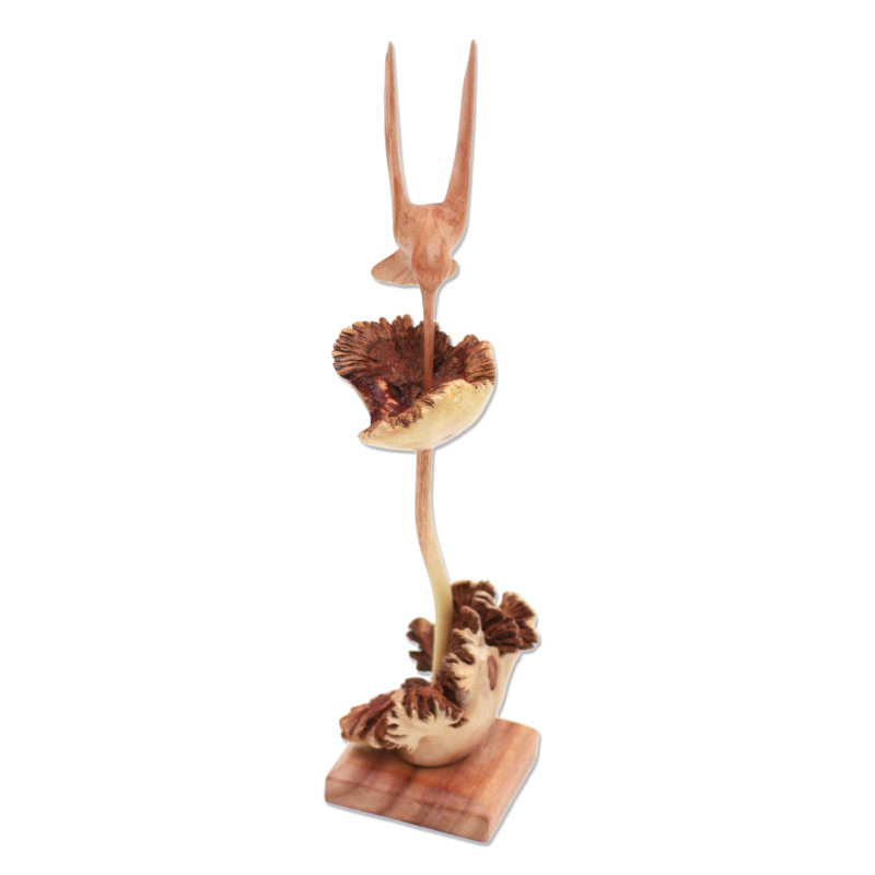 Sculpture en bois colibri en sirotant