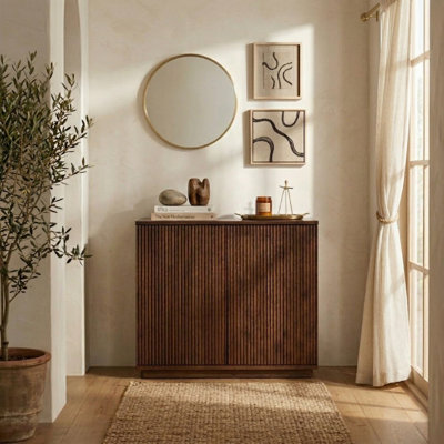 Armoire de rangement à 2 portes NTC VEIL, armoire d'appoint en bois massif avec portes cannelées verticales, système de rangement modulaire, armoire extensible pour salon et meuble télé, assemblage facile, noyer foncé