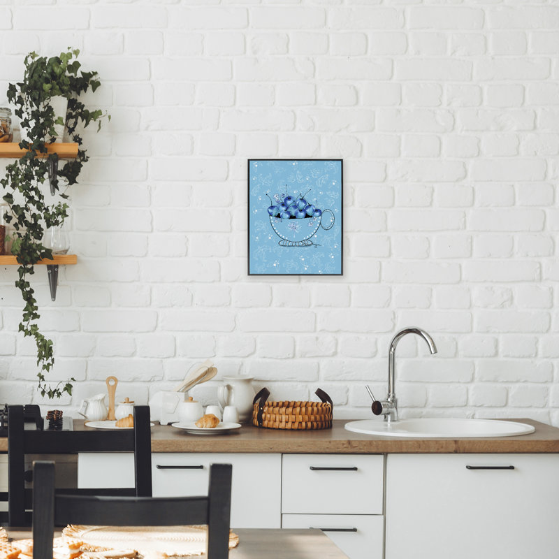 «Blue Cherries Teacup on Florals», estampe numérique, design par Susan Lugar, H 14 po x l 11 po, Giclée encadrée noir minuit