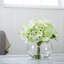 Arrangement floral d'hortensias dans un vase en verre