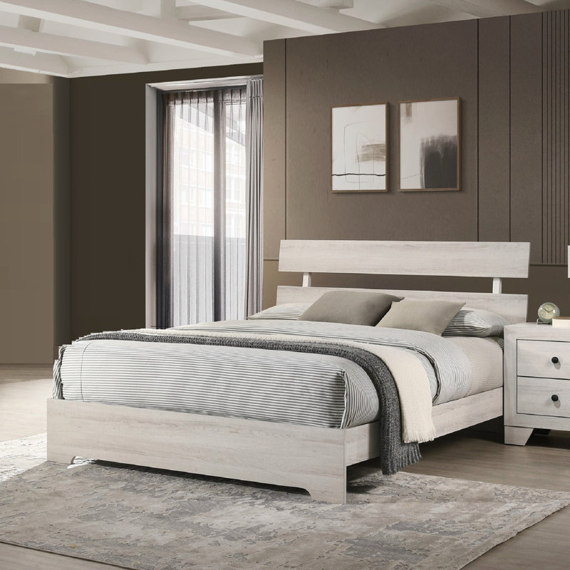 Grand lit plateforme rustique avec tête de lit à lattes, conception à profil bas, finition blanche délavée pour les chambres contemporaines