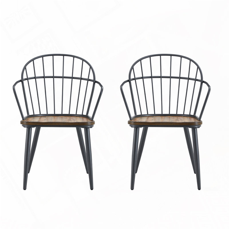 Ensemble élégant de chaises de salle à manger d'intérieur avec pieds en métal et siège en bois, parfait pour un décor moderne et industriel