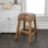 Tabouret de comptoir en jacinthe d'eau tissé sans dossier 26 po Maui Coastal, structure en bois de manguier massif avec repose-pieds intégré pour îlot de cuisine