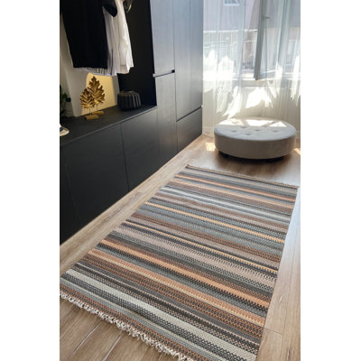 Tapis brun tissé