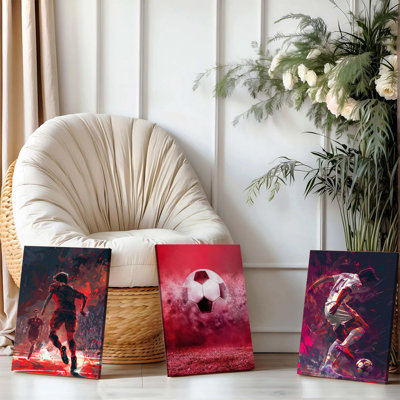 Ensemble de 3 affiches encadrées, impressions sur toile sur le thème du soccer, représentant un joueur de football frappant le ballon dans un stade. Décoration sportive moderne pour salon, chambre, salle de jeux, cadeau idéal pour les amateurs de football. Thème rouge et noir.