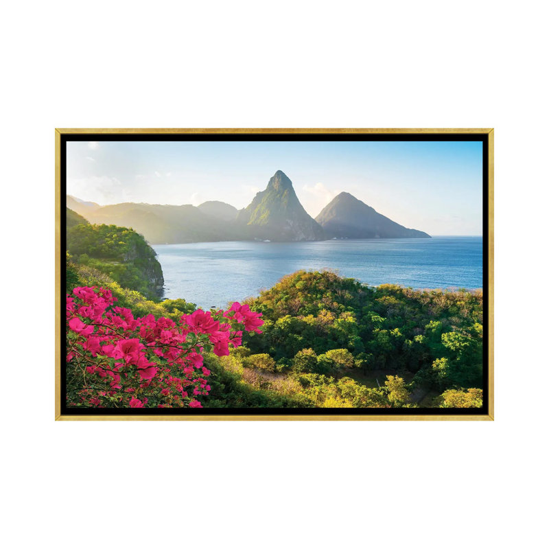 Saint Lucia Sunrise - reproduction d'art murale encadrée, H 26 po x l 40 po, Reproduction encadrée sans passe-partout, Doré