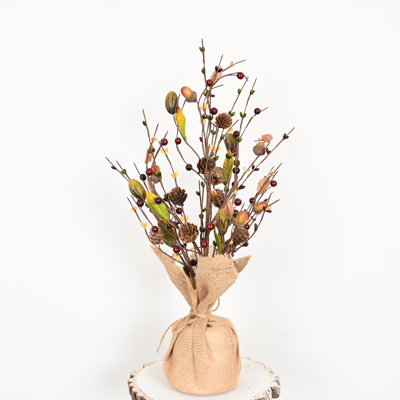 Décoration de table artificielle 18 "avec baies et pommes de pin d'automne avec base en toile de jute, brindilles vertes