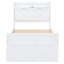 Lit simple blanc avec prises de tête de lit et grand espace de rangement avec décoration élégante