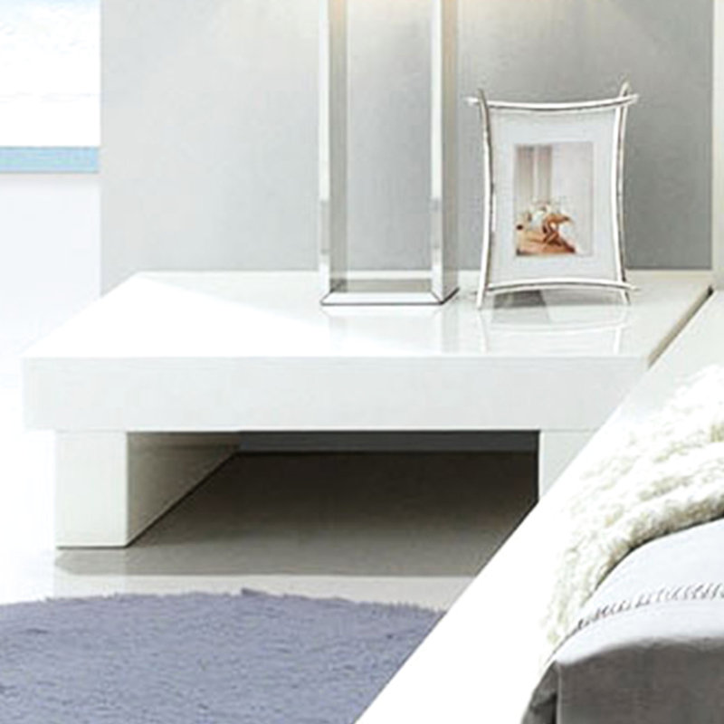 Table de chevet en bois blanc brillant avec chargement pour améliorer le confort de la chambre à coucher