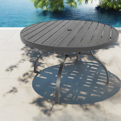 Table de patio robuste, surface en lattes de faux bois, salle à manger d'extérieur moderne