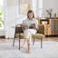 Confortable fauteuil de loisir rembourré avec petite table, pieds en métal et poches de rangement-133996148