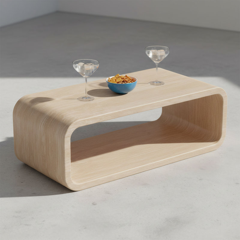 Table basse courbée en bois clair avec espace de rangement ouvert