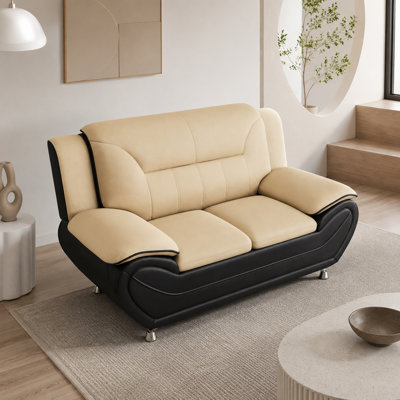 Canapé contemporain camel et noir avec revêtement en similicuir, accoudoirs rembourrés et pieds en acier inoxydable pour les espaces de vie modernes