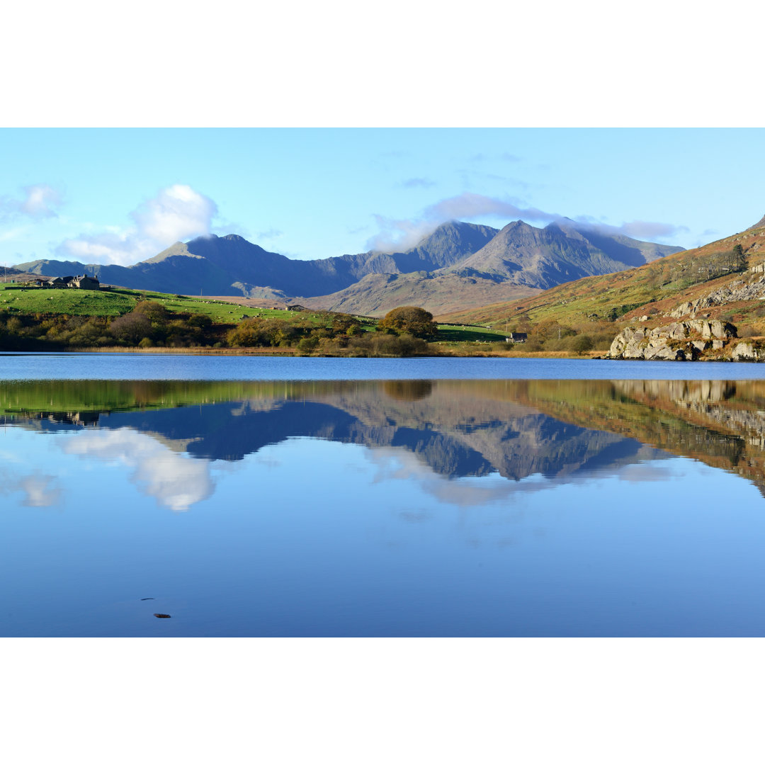 Snowdon Massif von AlasdairJames - Kunstdrucke auf Leinwand