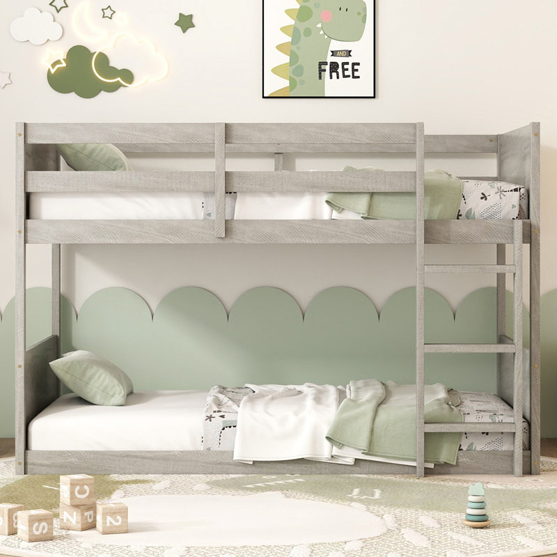 Lit superposé simple au-dessus de simple en bois d'hévéa massif avec tête de lit à panneaux, garde-corps de sécurité, échelle intégrée, blanc antique pour chambre d'enfant