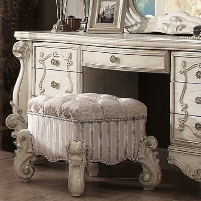 Siège de coiffeuse blanc sans accoudoirs avec rembourrage confortable et coussin décoratif capitonné à garniture cloutée