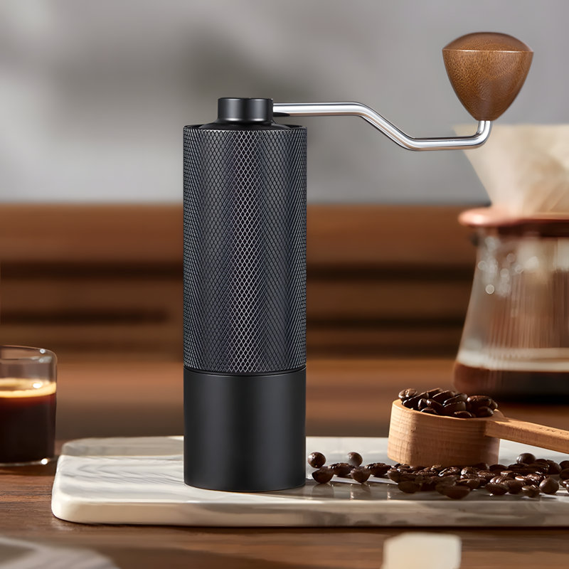 Moulin à café manuel avec meules en acier inoxydable, manivelle portable pour grains de café, conception usinée par commande numérique par ordinateur compacte pour un usage domestique