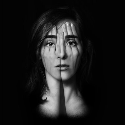 «Girl Covering Face» - photographie sur toile