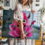 Toile, une créature duveteuse fantaisiste avec fourrure rose éclatante et art mural exagéré-1753379622