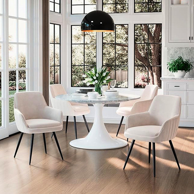 De 2 chaises d'appoint rembourrées de style Mid-Century beige avec dossier légèrement incurvé pour une configuration de bureau à domicile beige