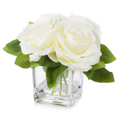 Arrangement floral de roses dans un vase
