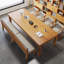 Bureau rectangulaire brun en bois massif avec 3 tiroirs-108803571