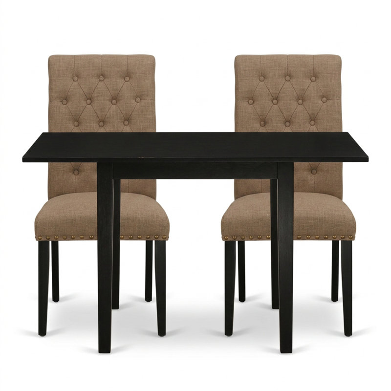 Ensemble de salle à manger 3 pièces comprenant une table rectangulaire en hévéa, fini lin noir clair sable, et des chaises Parson. Dossier capitonné à boutons papillon.