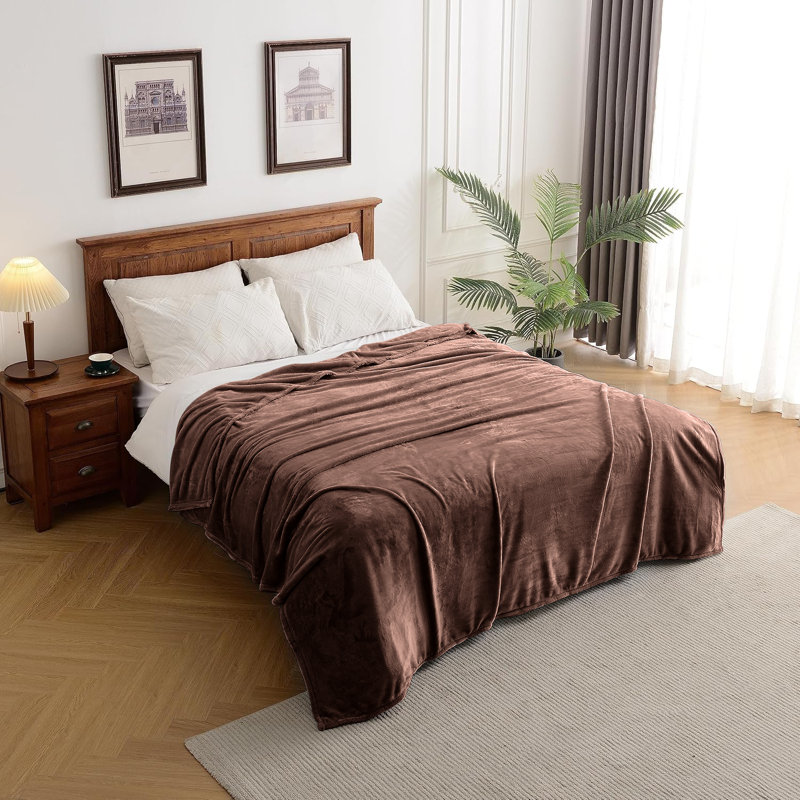 Plush Mink Fleece Blanket – Ultra-Soft, Lightweight Throw For All Seasons, 130cm x 150cm, Coffee